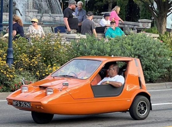 Произвежда се във Великобритания, теглото е 394 кг. Двигателят е монтиран отпред и е 700-кубиков, 4-цилиндров с мощност 29 к.с. Скоростната кутия е 4-степенна, ръчна. Сглобени са 2270 бройки.